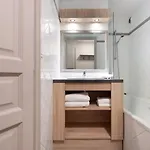 8 Personnes Dans Prive, Piscine, In Apartment
