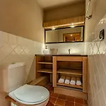 8 Personnes Dans Prive, Piscine, In Apartment *
