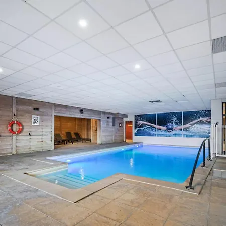Apartman 8 Personnes Dans Prive, Piscine, In *