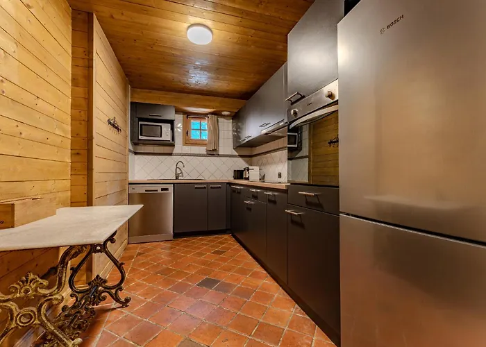 8 Personnes Dans Prive, Piscine, In *