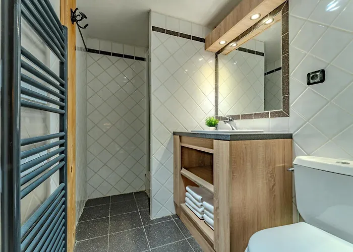 8 Personnes Dans Prive, Piscine, In Apartman